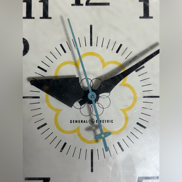 Retro General Electric 2150 White Daisy Electric 7" Wall Clock Tested Works - Picture 2 of 14